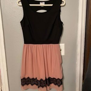 Adorable mini-dress with back keyhole